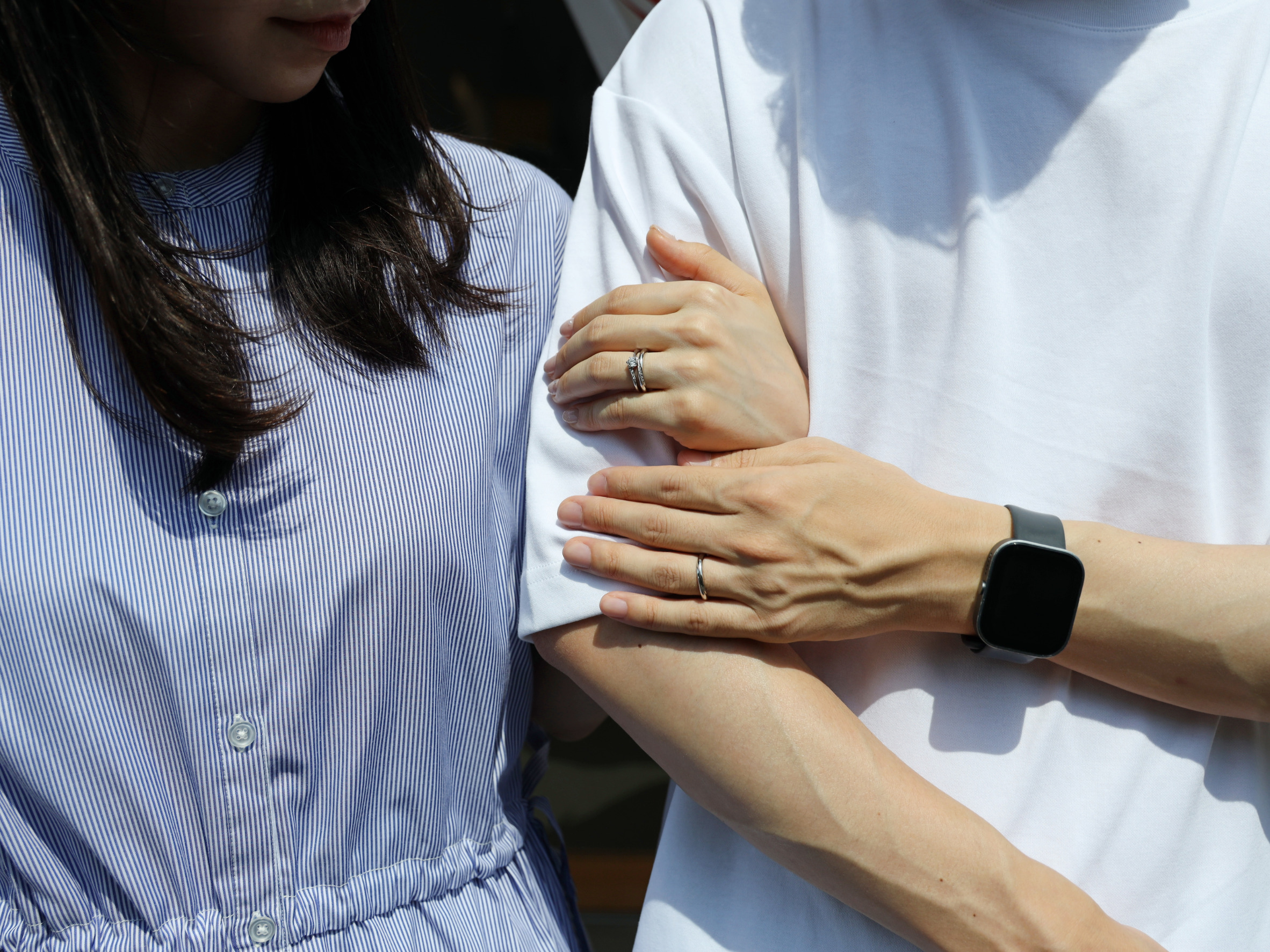 ISAMUとREINAのウェディングフォト - 幸せそうに微笑む二人